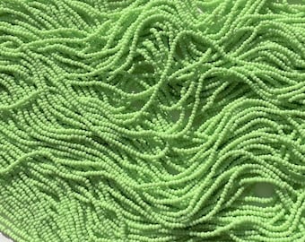 Vintage Micro Seed Beads- 13/0 Weiche Mint-Limette Gelb Grün Opak-5 Gramm Hanks