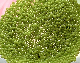 Italienische Antique Micro Rocailles - Zwei Größen: 18/0 oder 16/0 Chartreuse Gelb Grün