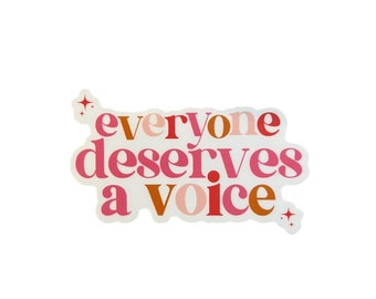 Puede incluir: Una pegatina blanca con el texto "everyone deserves a voice" en letras rosas, rojas y naranjas. La pegatina tiene una forma única con detalles de estrellas.
