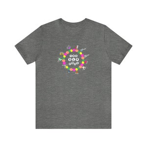 Könnte beinhalten: Ein heidefarbenes T-Shirt mit einem bunten Kreisdesign mit den Worten "The SLP Eras".