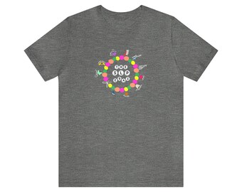 Puede incluir: Una camiseta gris jaspeada con un diseño circular de colores con las palabras "The SLP Eras".