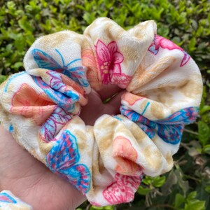 柔らかくてミンキーなシュシュ、パステルタイダイシュシュ、春の花柄シュシュ、柔らかいヘアゴム、ふわふわ、カラフル、花柄、蝶のヘアゴム 画像 2