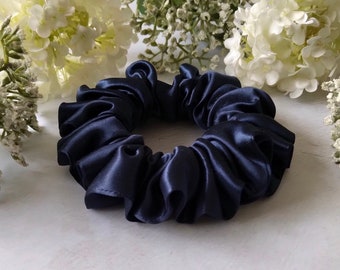Pure Mulberry Silk Scrunchie - Midi Midnight  Navy - 22 Momme - 6A Grade