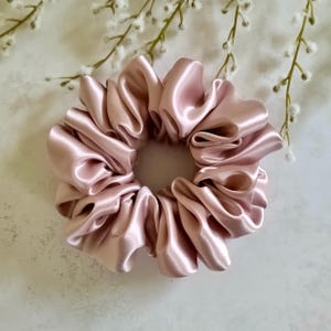 Pure Mulberry Silk Scrunchie - Large Pink Camellia - 22 Momme - 6A Grade