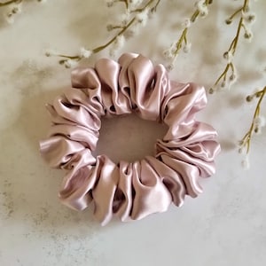 Pure Mulberry Silk Scrunchie - Midi Pink Camellia - 22 Momme - 6A Grade