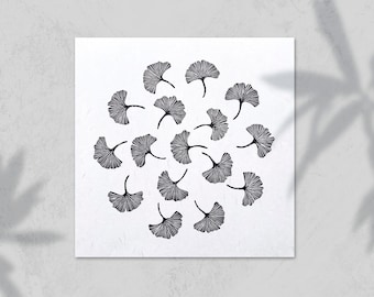 Könnte beinhalten: Ein Schwarzweißdruck eines Kreises aus Ginkgoblättern auf weißem Hintergrund.