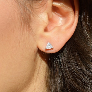 Triangle light point earrings in 925 silver with white zircons, lobe earrings, minimal earrings, triangle earrings