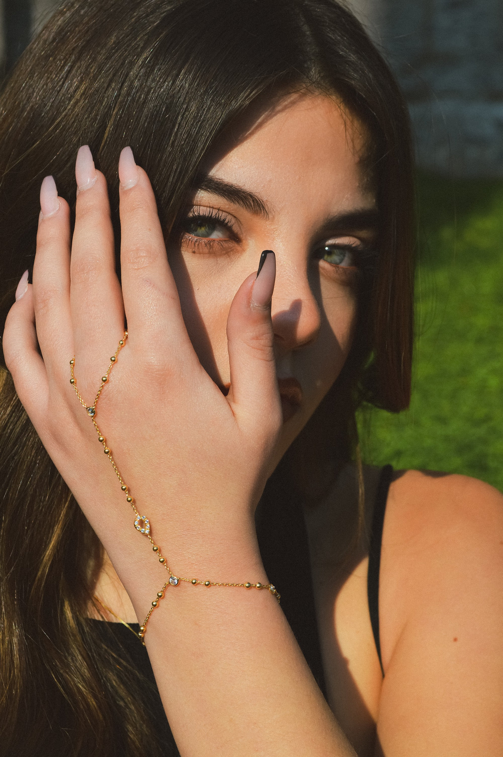 Kissing Hand Jewel in 925 Silver and Gold With White Kissing Hand Jewel in 925 Silver and Gold With White