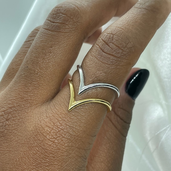 Anello a V in argento 925 bagnato in oro 18 carati, anello Chevron, anello minimal a V geometrico regolabile.