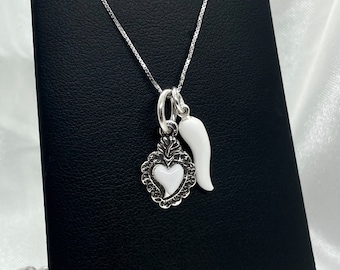 Collana ciondolo cuore sacro e corno portafortuna in argento smaltato, ciondolo  cuore sacro smaltato e corno portafortuna smaltato
