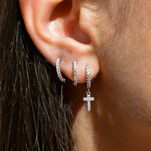 Orecchini A Cerchio Con Ciondolo Croce In Argento 925 E Zirconi Bianchi - Minimal Chic