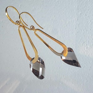 Pendientes largos y retorcidos contemporáneos de cuarzo ahumado y oro