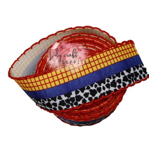 K&ouml;nnte beinhalten: Eine Rolle dekoratives Band mit einem Design, das von einem Outfit einer Figur inspiriert wurde. Das Band hat ein rotes, gelbes, blaues und schwarzes Muster. Das Band wird wahrscheinlich f&uuml;r Bastelarbeiten, Geschenkverpackungen oder andere dekorative Zwecke verwendet.