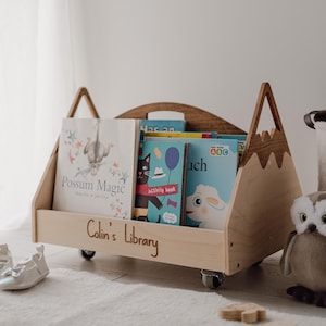 Estantería de madera personalizada para niños, decoración de guardería con temática de montaña, estantería de exhibición para niños pequeños, almacenamiento de libros para sala de juegos para niños, soporte para libros único