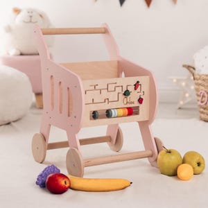 Einkaufswagen Spielzeug mit Busy Board | Holz Lauflernwagen | Kleinkind Schiebetier zum Laufenlernen | Personalisierte Geschenkidee für Kinder