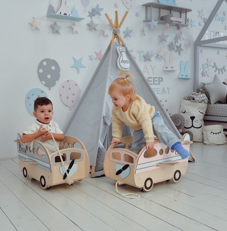 Coffre à jouets en forme d'avion à personnaliser - Créateur Etsy : 2BWoodKids