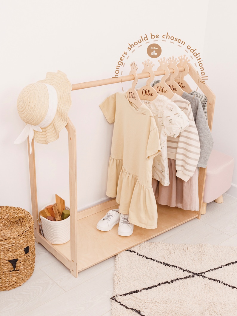 Portant Montessori en bois avec étagère et cintres personnalisés - Créateur Etsy : 2BWoodKids