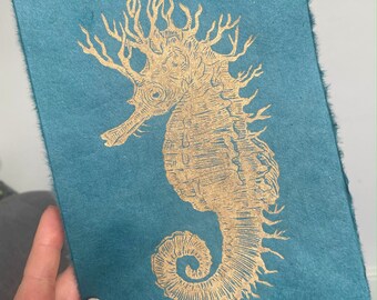 Spiny Seahorse Lino Print - arte linoleum dorata, stampa in rilievo nautico, illustrazione di creature marine