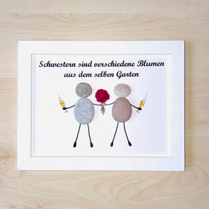 Steinbild · Schwestern Geschenk · Schwester Bild mit Spruch · Kieselsteinbild Blumen & Sektgläser · liebevolle Deko Idee · STB-141