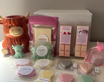 Highland Cow Gift Box of Wax Melts - Highland Cow Wax Melt Burner, A Selection of 12 Strong Scented Wax Melts, 2 Tealights, Vegan Friendly
