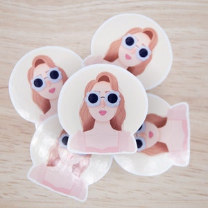 Femme aux lunettes de soleil fleurs tendance, ensoleillé