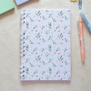 Florales Notizbuch mit weißen Metallringen
