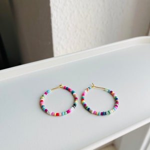Bunte Creolen Ohrringe gold – handgemachte Statement Hoops mit Regenbogen-Perlen, Sommer Schmuck