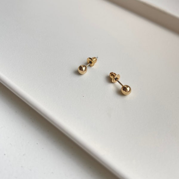 Kleine vergoldete Perlenohrringe Ohrstecker mit goldener Kugel Ohrstecker mini kleine Ohrringe gold