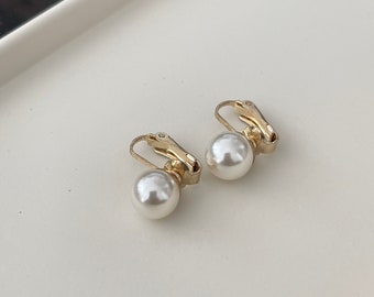 Boucles d'oreilles dormeuses anciennes en or jaune et blanc ornées de perles - Bijoux et montres Boucles d'oreilles dormeuses anciennes en or jaune et blanc ornées de perles - Bijoux et montres