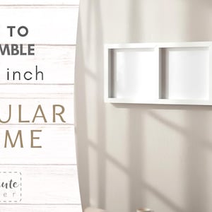 Puede incluir: Un marco modular blanco con tres aberturas cuadradas, montado en una pared de color claro. El marco est&aacute; etiquetado como "HOW TO ASSEMBLE 22,86 x 22,86 cm MODULAR FRAME" con el logotipo de CutCute Paper.