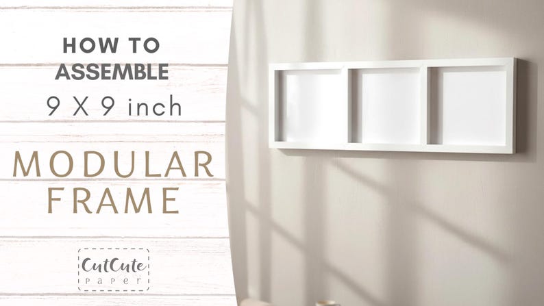 Puede incluir: Un marco modular blanco con tres aberturas cuadradas, montado en una pared de color claro. El marco est&aacute; etiquetado como "HOW TO ASSEMBLE 22,86 x 22,86 cm MODULAR FRAME" con el logotipo de CutCute Paper.