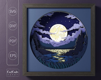 Può includere: Un design di cartacraft che presenta una luna piena sopra un lago con alberi in primo piano. La luna è di colore giallo chiaro e il lago è blu scuro. Gli alberi sono di colore verde scuro. Il design è in una cornice circolare con uno sfondo blu scuro.