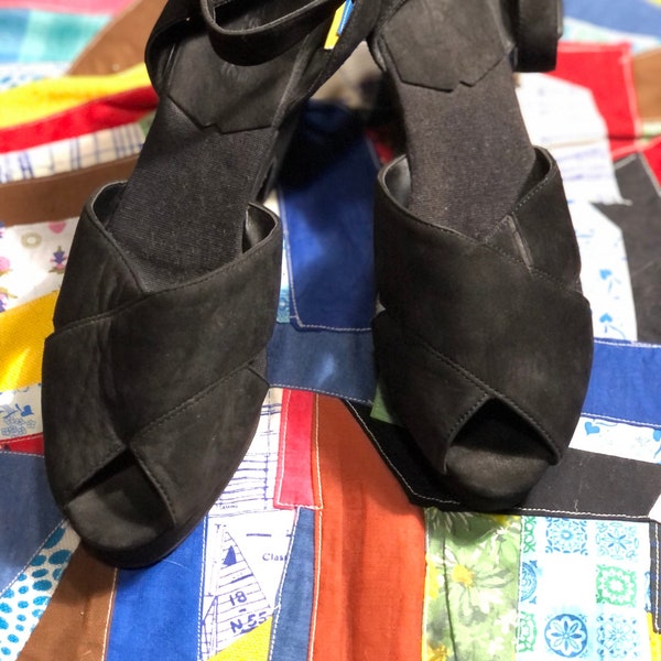 Peep Toe Peep Show! 90s Does 40s Ankle Strap Suede 3.5 Inch Heel! Zodiac 9.5