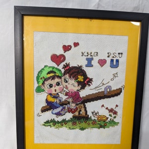 Handgefertigte Kreuzstich Wandkunst - Verspielte Kinder mit I Love You Nachricht Holzgerahmte Kinderzimmerdekoration