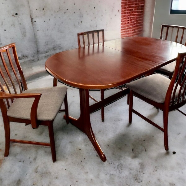 Mid century McIntosh teak extendable dining table and chairs. Home decor