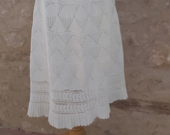 Una antigua enagua o falda francesa finamente tejida a mano en puro algodón. Tamaño mediano - grande, algo de desgaste discreto y reparación en algunos lugares