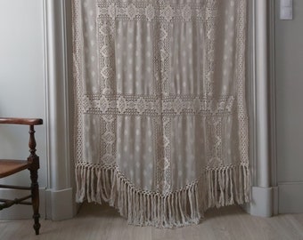 Grand rideau français ancien en mousseline semi-transparente avec empiècements en dentelle tissée à la main et longs pompons. c. Années 1920