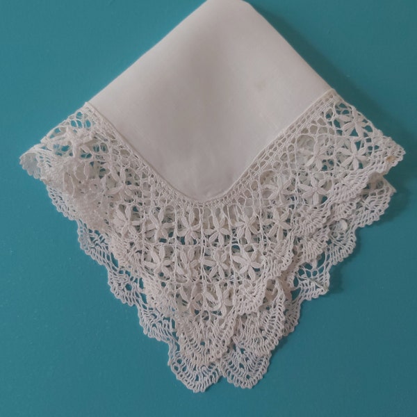 Ein kleines Vintage französisches Damen Taschentuch mit der schönsten handgefertigten Spitzenborte. Aus feinem Baumwollbatist, in super Zustand.