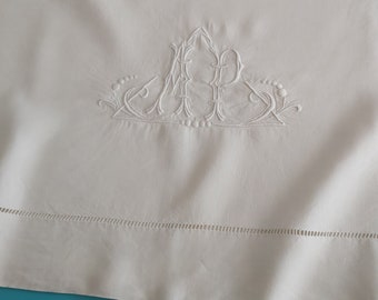 Drap ancien en pur lin français brodé à la main avec monogramme AP et bordure au fil dessinée à la main + rabat. En excellent état