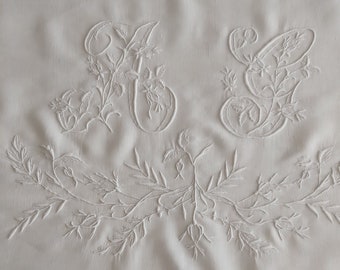 Un lenzuolo da corredo francese antico extra large in puro lino con enorme monogramma AG ricamato a mano. "Drap de Marriage", 1900 circa