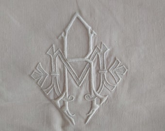 Nouveau stock ancien : grand drap vintage français en pur lin avec monogramme entrelacé brodé à la main RM / MR, toujours avec du papier de soie d'origine.