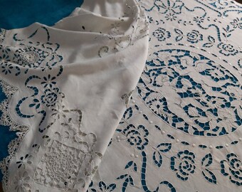 A superb antique French bedcover from the early 1900s in pure linen, entirely hand embroidered in Richelieu with cherubs, cupid and lace.