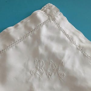Taie d'oreiller carrée ancienne en pur lin blanc de France avec monogramme BM brodé à la main et filet dessiné