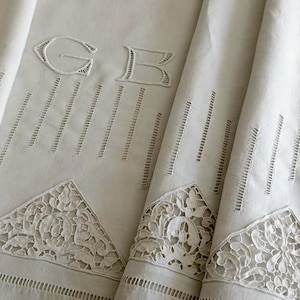 Ein atemberaubender Art-Deco-Vintage-Französisch aus reinem Leinen handbesticktes Aussteuerlaken mit Spitze, gezeichneten Threadwork, Monogramm GB. Exzellenter Zustand
