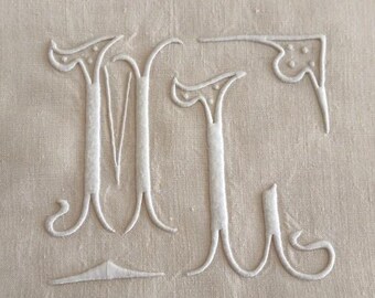 Una sábana encimera clásica francesa de estilo vintage en lino puro color avena con monograma ML bordado a mano y bordados calados;