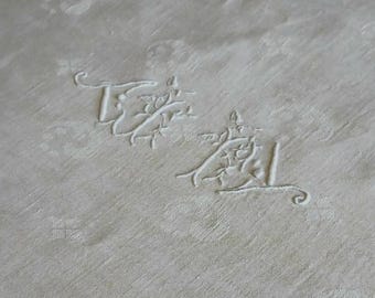 Nappe ancienne française en damassé avoine, pur lin, avec monogramme JF brodé à la main.  Un damas inhabituel d'excellente qualité et en excellent état.