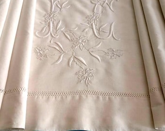 Una sábana de ajuar francesa vintage de estilo mestizo con preciosos bordados a mano: monograma JC, flores de iris, borde de bordado dibujado + retorno