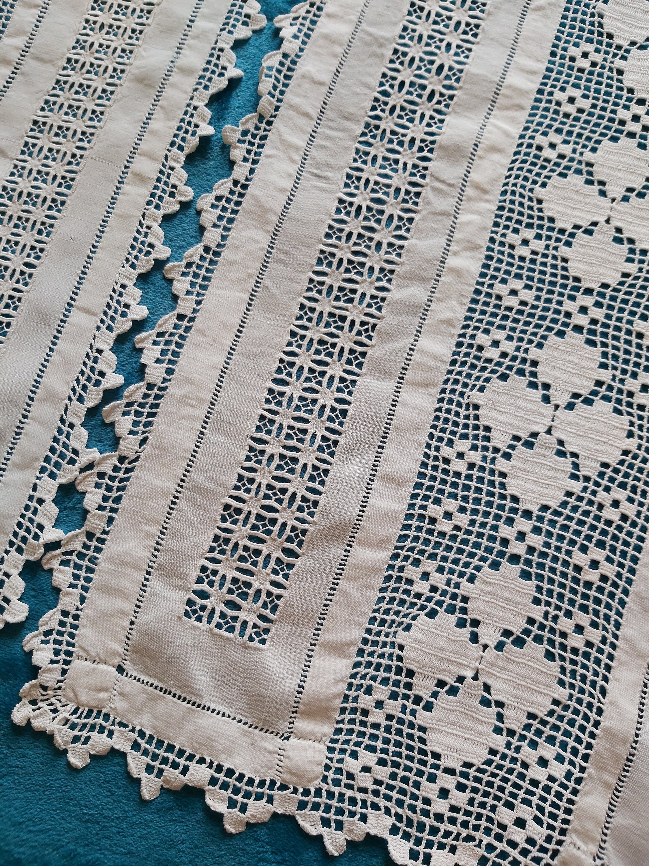 Une Paire de Français Des Panneaux Rideaux Fortement Brodés en Lin Pur avec La Dentelle Filet et Fil