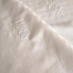 En enorm 4,3 meter lång antik fransk vit bankettduk i rent linnedamast med FYRA handbroderade monogram RM.