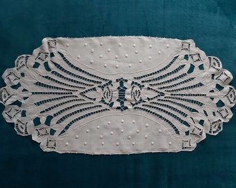 An antique French table runner in pure fine linen entirely hand embroidered in Richelieu.